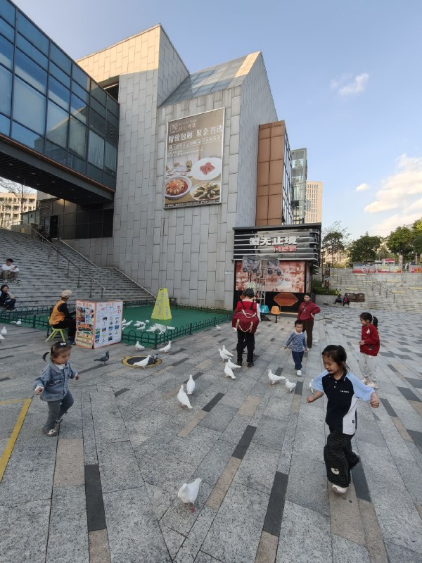 我今天跟一个做大数据工程师的朋友聊天，他特别想做个人IP，但又总觉得自己只会做专业教程类的科普视频，别的都不行