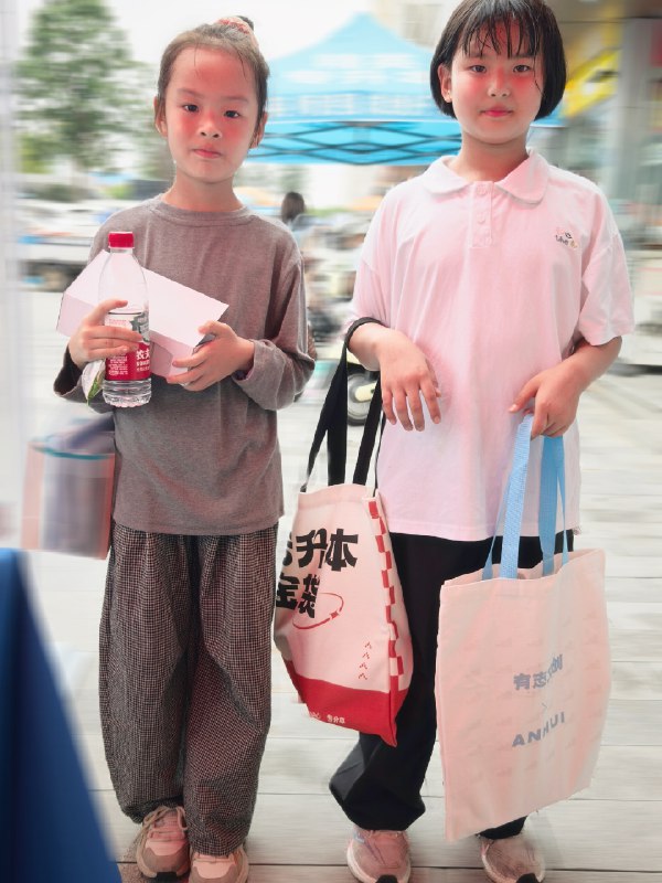 周六的时候，我兼任的机构，对面的专科学校开学，其他机构都各种赞助和打广告请兼职发传单