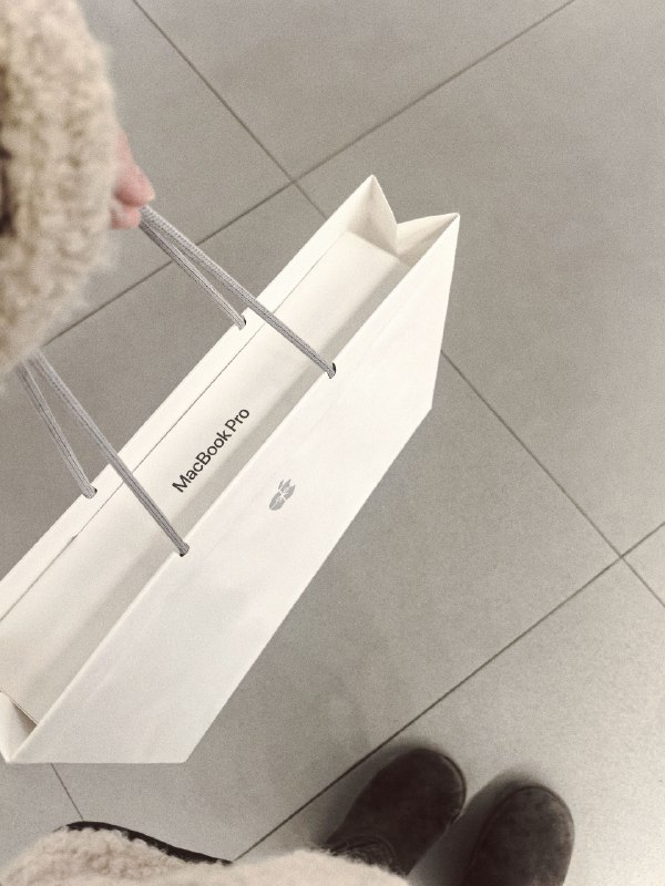 “一人公司”最近一个月努力的成果具象化了，终于把之前用了8年的苹果电脑换掉了…键盘、鼠标也全部买新的了，生产力工具跟上，现在就是撸起袖子好好干！