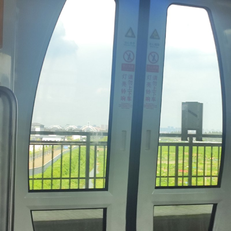 时空重叠的力量，这辈子又要去三亚机场写下在杭州机场的物是人非，刻舟求剑这次是追随自己的心去，只为自己去如果地点有记忆，它肯定不知道 4 年前带着迷茫见心上人忐忑的姑娘，已经不见了有时候我也在思考，自己怎么能成长成这样，成为自己的家长，成为自己的后盾，成为别人羡慕的人然后发现，的确是鸡汤说的那样：高配得感和主体性，自信，独立，自主，能掌控后面的人生，也能用渺小的生命力，影响渴求改变的人我没有世俗意义上的成功，那是迟早的，或许没有也没关系——我早已活出属于自己的成功遇到的亲密关系，很容易恋爱脑，他们的一点点好，我就会放大，在相处中压抑，委屈自己的天性，正是应了那句