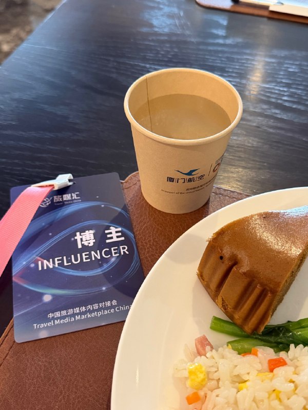 中英文切换，勾兑了一堆境外旅游局资源，希望未来有机会合作上，当e人好累🫠很有种招聘会的感觉，不过比找工作轻松多了，而且也平等不少中英文切换，勾兑了一堆境外旅游局资源，希望未来有机会合作上，当e人好累🫠很有种招聘会的感觉，不过比找工作轻松多了，而且也平等不少