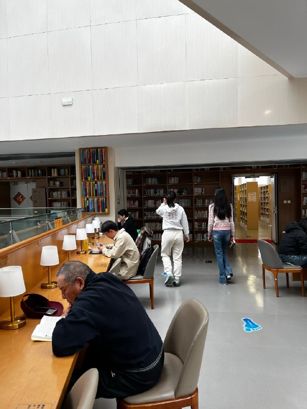 我爱图书馆而且是免费网络、免费水、免费停车场的图书馆我爱图书馆而且是免费网络、免费水、免费停车场的图书馆