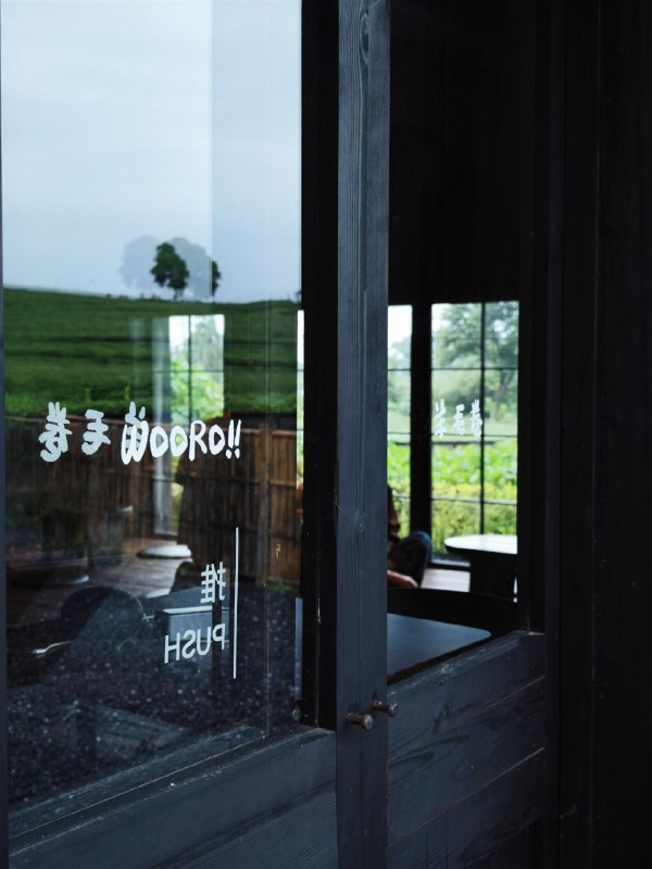 一下午，一个人贴完了店里的所有贴纸，安静的贴出了心流的感觉