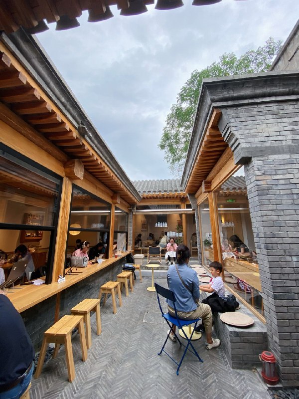 今天和瓜瓜面基了她在我眼里是个敢爱敢恨敢创的奇女子：23岁结婚 24岁离开大厂 垫款80w创业16-19年每年流水3000w，疫情尾声关掉公司，解散团队，出门流浪3个月重新出发后，帮人做IP，两个月做到流水百万，自己拍视频第8个就400w播放27岁离婚，她说自己是个恋爱脑，褒义的恋爱脑，给两任前任都买过车，无怨无悔感兴趣的蹲一下访谈视频————————————住在二环真的体验感很好，去哪儿都是骑车就到，周边处处是名人故居、各种胡同这家四合院咖啡，就在酒店附近，没想到周一这么多人，大多数是在办公的，北京的自由职业者还是挺多的每个地方的自由都有不同的味道