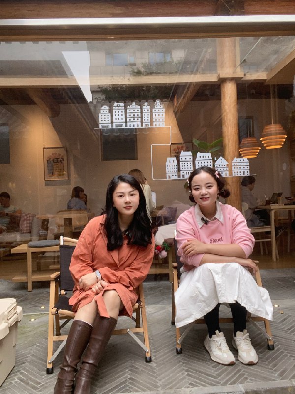 今天和瓜瓜面基了她在我眼里是个敢爱敢恨敢创的奇女子：23岁结婚 24岁离开大厂 垫款80w创业16-19年每年流水3000w，疫情尾声关掉公司，解散团队，出门流浪3个月重新出发后，帮人做IP，两个月做到流水百万，自己拍视频第8个就400w播放27岁离婚，她说自己是个恋爱脑，褒义的恋爱脑，给两任前任都买过车，无怨无悔感兴趣的蹲一下访谈视频————————————住在二环真的体验感很好，去哪儿都是骑车就到，周边处处是名人故居、各种胡同这家四合院咖啡，就在酒店附近，没想到周一这么多人，大多数是在办公的，北京的自由职业者还是挺多的每个地方的自由都有不同的味道