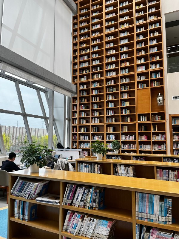 我爱图书馆而且是免费网络、免费水、免费停车场的图书馆我爱图书馆而且是免费网络、免费水、免费停车场的图书馆