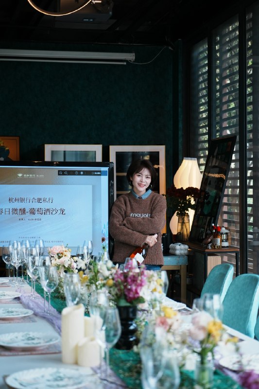 给你们看南姐今天有多美在自己的工作室，从桌面布置，酒水，食物，PPT自己一手操刀完成给你们看南姐今天有多美在自己的工作室，从桌面布置，酒水，食物，PPT自己一手操刀完成