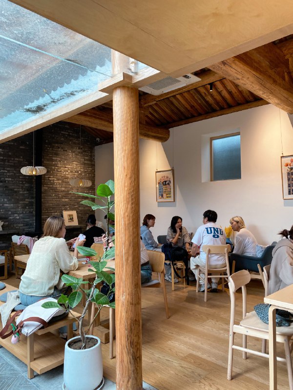 今天和瓜瓜面基了她在我眼里是个敢爱敢恨敢创的奇女子：23岁结婚 24岁离开大厂 垫款80w创业16-19年每年流水3000w，疫情尾声关掉公司，解散团队，出门流浪3个月重新出发后，帮人做IP，两个月做到流水百万，自己拍视频第8个就400w播放27岁离婚，她说自己是个恋爱脑，褒义的恋爱脑，给两任前任都买过车，无怨无悔感兴趣的蹲一下访谈视频————————————住在二环真的体验感很好，去哪儿都是骑车就到，周边处处是名人故居、各种胡同这家四合院咖啡，就在酒店附近，没想到周一这么多人，大多数是在办公的，北京的自由职业者还是挺多的每个地方的自由都有不同的味道