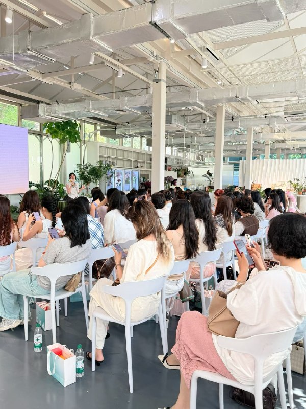在上海沙龙现场给想做自媒体的朋友的三个建议：1️⃣ 本人这么美，为什么不用真人头像？于是拉着她，去找摄影师出图了