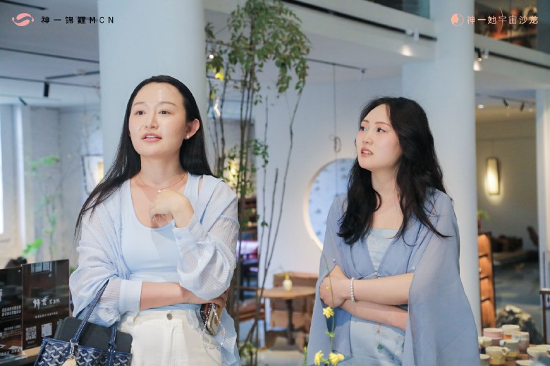 翻看周六成都女性搞钱沙龙的照片，让我更加确认了举办高价值沙龙的意义——线下社交依旧无法被线上取代，人与人之间的想高效链接，依然得靠面对面的沉浸式交流