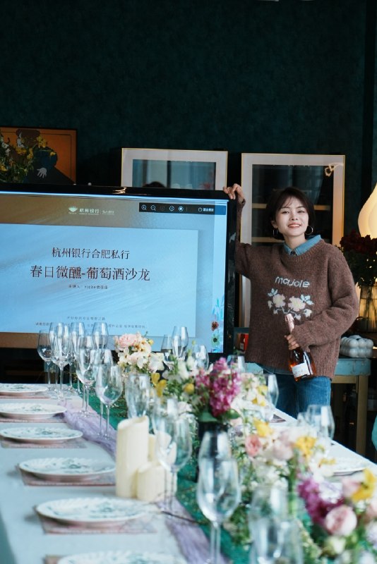 给你们看南姐今天有多美在自己的工作室，从桌面布置，酒水，食物，PPT自己一手操刀完成给你们看南姐今天有多美在自己的工作室，从桌面布置，酒水，食物，PPT自己一手操刀完成