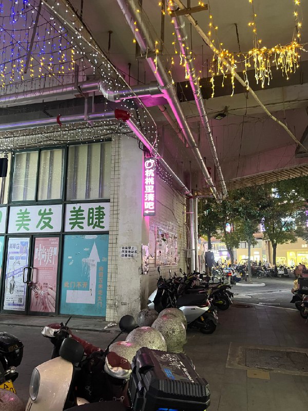 我的学生给我介绍了一个生意——是他兼职调酒的小酒馆，需要一些低端一点的进口葡萄酒做热红酒（老板又不想用小红帽这类）我也是在大学城找了好久，才在一个不起眼的角落找到了它没想到吧，这个开在巷子里的小清吧，能做到日营业额6000左右我问了一下我的学生，老板是怎么运营的他说一方面老板是一个特别温和的有亲和力的年轻小姐姐另一方面大家都知道这家店都很多漂亮的女生来喝酒，因为她们可以免费喝酒——就成了这家店的特色，吸引了很多男生来消费我的学生给我介绍了一个生意——是他兼职调酒的小酒馆，需要一些低端一点的进口葡萄酒做热红酒（老板又不想用小红帽这类）我也是在大学城找了好久，才在一个不起眼的角落找到了它没想到吧，这个开在巷子里的小清吧，能做到日营业额6000左右我问了一下我的学生，老板是怎么运营的他说一方面老板是一个特别温和的有亲和力的年轻小姐姐另一方面大家都知道这家店都很多漂亮的女生来喝酒，因为她们可以免费喝酒——就成了这家店的特色，吸引了很多男生来消费