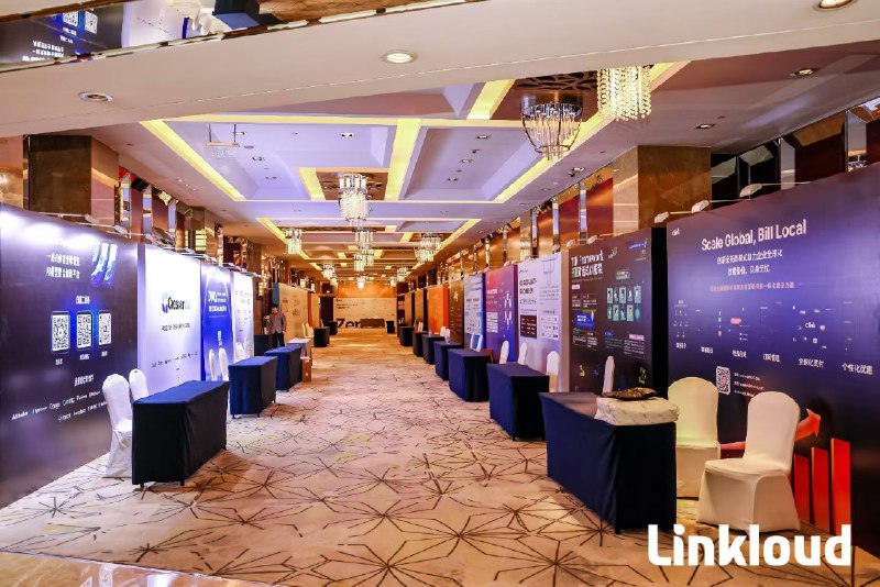 月末的最后几个小时，思绪闪回两个月前，曦哥的“万一来1000人怎么办”竟然一语成“谶”，没想到5人小队居然完完整整扛下来了，给团队狠狠点个赞😆当然也离不开嘉宾、赞助伙伴和志愿者们的鼎力支持，也让我们体验了一回千万美金 Vibe ARR 一日游🤣（来自晚宴脱口秀段子）就像在会上分享的，3年来和社区伙伴们从2023懵懵懂懂，到2024焦虑兴奋，再到2025高开高走，一路走来看到的是越来越多的正反馈和正循环🥳2026 的 Linkloud 重新定位“全球华人 AI 和 SaaS 创业者社区”，愿陪大家一起去 bet 下一个三年🚀Think Global, Act Local，1月完美收官，2月整装待发🤩月末的最后几个小时，思绪闪回两个月前，曦哥的“万一来1000人怎么办”竟然一语成“谶”，没想到5人小队居然完完整整扛下来了，给团队狠狠点个赞😆当然也离不开嘉宾、赞助伙伴和志愿者们的鼎力支持，也让我们体验了一回千万美金 Vibe ARR 一日游🤣（来自晚宴脱口秀段子）就像在会上分享的，3年来和社区伙伴们从2023懵懵懂懂，到2024焦虑兴奋，再到2025高开高走，一路走来看到的是越来越多的正反馈和正循环🥳2026 的 Linkloud 重新定位“全球华人 AI 和 SaaS 创业者社区”，愿陪大家一起去 bet 下一个三年🚀Think Global, Act Local，1月完美收官，2月整装待发🤩