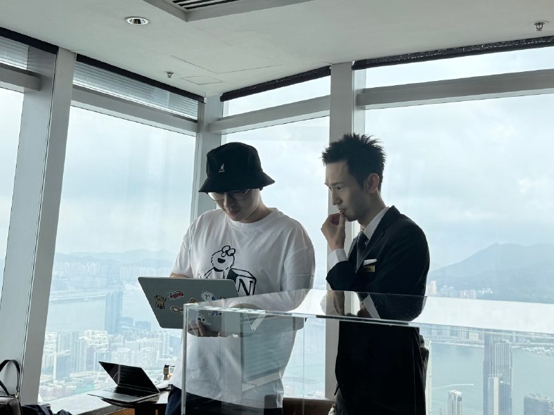 一人公司确实是全世界人民都关心的话题和一个在香港的Notion创作者聊天，他自己用了Notion快三年，日常对各种AI工具很感兴趣现在主业在头部酒店打工，副业准备开始做一些Notion相关的事，但是现在不知道怎么起步…其实小哥本身不是学软件出身，给我说看了好些大陆博主的教程和课…然后自己把代码学会了，所以对Notion才能上手比较快，聊到怎么做副业的时候，我给了他一个最快的思路基于现在已经有的案例，因为他已经帮他们酒店好几个部门都落地了notion，团队协作的效率提高了很多…再加上他们酒店（丽思卡尔顿）本身的牌子也足够大，所以案例整理出来，拿去卖给香港其他的同行业实体老板，简直不要太好卖…这小哥之前的状态是，根本没意识到自己的技能这么值钱，也不知道做这种Notion服务还能赚钱—-前者是内部定位的问题，后者缺乏对外部市场的了解，但是又一直想做副业，所以就卡在这里了其实很多人的问题都是这样，看不到自己的长处，也不愿意去了解市场，所以副业才做不起来🤭一人公司确实是全世界人民都关心的话题和一个在香港的Notion创作者聊天，他自己用了Notion快三年，日常对各种AI工具很感兴趣现在主业在头部酒店打工，副业准备开始做一些Notion相关的事，但是现在不知道怎么起步…其实小哥本身不是学软件出身，给我说看了好些大陆博主的教程和课…然后自己把代码学会了，所以对Notion才能上手比较快，聊到怎么做副业的时候，我给了他一个最快的思路基于现在已经有的案例，因为他已经帮他们酒店好几个部门都落地了notion，团队协作的效率提高了很多…再加上他们酒店（丽思卡尔顿）本身的牌子也足够大，所以案例整理出来，拿去卖给香港其他的同行业实体老板，简直不要太好卖…这小哥之前的状态是，根本没意识到自己的技能这么值钱，也不知道做这种Notion服务还能赚钱—-前者是内部定位的问题，后者缺乏对外部市场的了解，但是又一直想做副业，所以就卡在这里了其实很多人的问题都是这样，看不到自己的长处，也不愿意去了解市场，所以副业才做不起来🤭