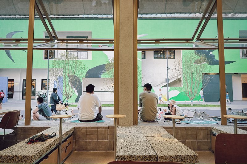 车仔面巨咸啊 我这么口重的人吃着费劲了 正宗车仔面啥味啊 这么经典的食物不该是这样吧 那勺咖喱倒是经典港式咖喱味因为是临时 所以一直就在北岸逛了 南岸没有预约所以进不去 内边应该个更大更全更好玩 赶下回滴民宿酒店正经是贵 因为我知道 2500-5000 这个档我在京沪消费该对应什么档次的酒店 所以花到民宿上我会觉得有点不值 我知道这里一定隐藏着某些精品 但这个概率肯定是不高我第一次来阿那亚 这里和我的想象一模一样 也不奇怪了 消费市场就是如此的相似 以后也只会这样没有什么所谓的灵魂 只会相同的东西在不同的地点反复出现但我也喜欢这里 卫生洁净（重点表演 无死角的干净 ）人群悠闲美丽 毕竟在沾点旅游的地方大家多是开心的状态 总有些不当牛马的时候 那就会更像一个人 大家短暂的聚在这里 干着一些看得懂和看不懂的事儿阿那亚不错，下回害来
