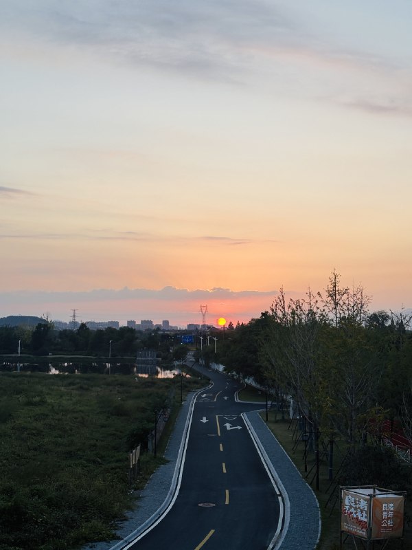 自由职业之后，陆陆续续待过5个社区，安吉DNA，杭州Q·space、黄山NCC、上海DNC、杭州青山村，每一个社区的体验都很好，以至于我完全放弃了旅游