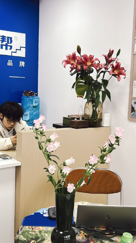 在学生里亲自培养了一个小男孩给我剪视频