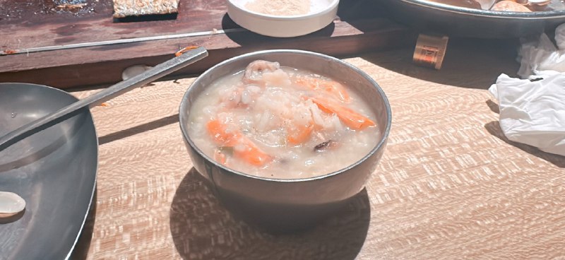 车仔面巨咸啊 我这么口重的人吃着费劲了 正宗车仔面啥味啊 这么经典的食物不该是这样吧 那勺咖喱倒是经典港式咖喱味因为是临时 所以一直就在北岸逛了 南岸没有预约所以进不去 内边应该个更大更全更好玩 赶下回滴民宿酒店正经是贵 因为我知道 2500-5000 这个档我在京沪消费该对应什么档次的酒店 所以花到民宿上我会觉得有点不值 我知道这里一定隐藏着某些精品 但这个概率肯定是不高我第一次来阿那亚 这里和我的想象一模一样 也不奇怪了 消费市场就是如此的相似 以后也只会这样没有什么所谓的灵魂 只会相同的东西在不同的地点反复出现但我也喜欢这里 卫生洁净（重点表演 无死角的干净 ）人群悠闲美丽 毕竟在沾点旅游的地方大家多是开心的状态 总有些不当牛马的时候 那就会更像一个人 大家短暂的聚在这里 干着一些看得懂和看不懂的事儿阿那亚不错，下回害来