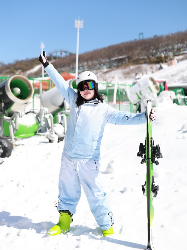 不上班，是当代的一种红利周日睡个午觉，慢悠悠的到民宿放好行李，4点上山溜达一圈玩雪踩点，索道上写着“8人一辆”，我们3个人就直接走了，对面下山已经排起了长队