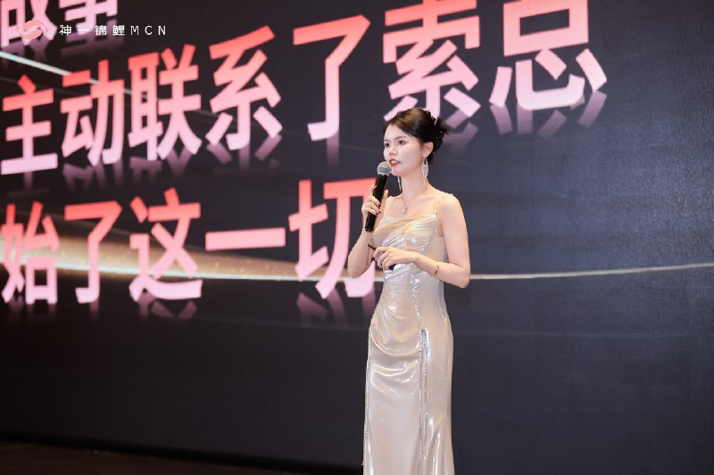 这次年会难得凑齐了多数姐妹，所以特意安排合伙人都上台做年度汇报