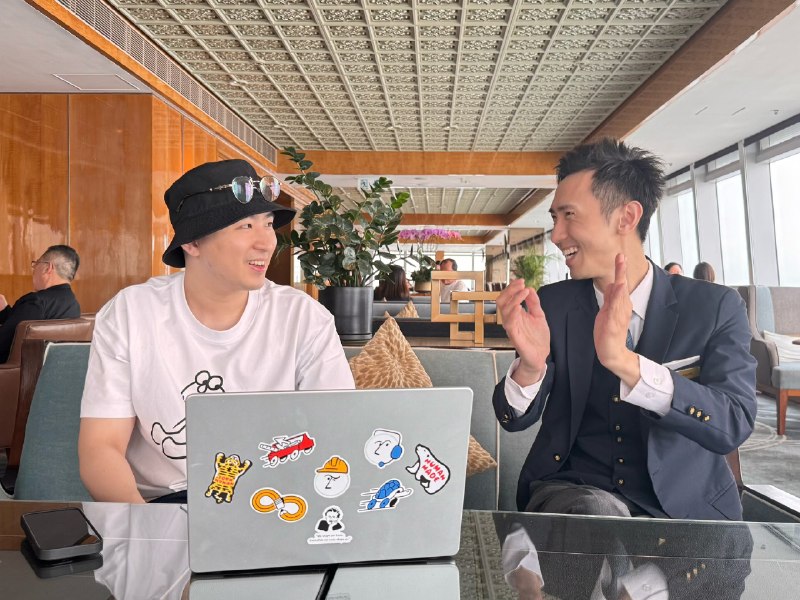 一人公司确实是全世界人民都关心的话题和一个在香港的Notion创作者聊天，他自己用了Notion快三年，日常对各种AI工具很感兴趣现在主业在头部酒店打工，副业准备开始做一些Notion相关的事，但是现在不知道怎么起步…其实小哥本身不是学软件出身，给我说看了好些大陆博主的教程和课…然后自己把代码学会了，所以对Notion才能上手比较快，聊到怎么做副业的时候，我给了他一个最快的思路基于现在已经有的案例，因为他已经帮他们酒店好几个部门都落地了notion，团队协作的效率提高了很多…再加上他们酒店（丽思卡尔顿）本身的牌子也足够大，所以案例整理出来，拿去卖给香港其他的同行业实体老板，简直不要太好卖…这小哥之前的状态是，根本没意识到自己的技能这么值钱，也不知道做这种Notion服务还能赚钱—-前者是内部定位的问题，后者缺乏对外部市场的了解，但是又一直想做副业，所以就卡在这里了其实很多人的问题都是这样，看不到自己的长处，也不愿意去了解市场，所以副业才做不起来🤭一人公司确实是全世界人民都关心的话题和一个在香港的Notion创作者聊天，他自己用了Notion快三年，日常对各种AI工具很感兴趣现在主业在头部酒店打工，副业准备开始做一些Notion相关的事，但是现在不知道怎么起步…其实小哥本身不是学软件出身，给我说看了好些大陆博主的教程和课…然后自己把代码学会了，所以对Notion才能上手比较快，聊到怎么做副业的时候，我给了他一个最快的思路基于现在已经有的案例，因为他已经帮他们酒店好几个部门都落地了notion，团队协作的效率提高了很多…再加上他们酒店（丽思卡尔顿）本身的牌子也足够大，所以案例整理出来，拿去卖给香港其他的同行业实体老板，简直不要太好卖…这小哥之前的状态是，根本没意识到自己的技能这么值钱，也不知道做这种Notion服务还能赚钱—-前者是内部定位的问题，后者缺乏对外部市场的了解，但是又一直想做副业，所以就卡在这里了其实很多人的问题都是这样，看不到自己的长处，也不愿意去了解市场，所以副业才做不起来🤭