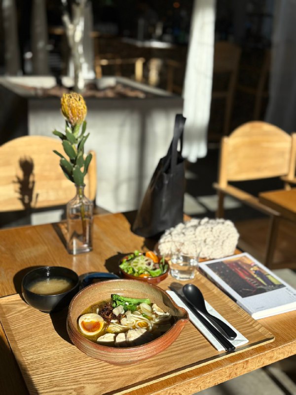 要不忘初心啊！我一路逃离小县城，又不想受上班的折磨，坚持自由职业，不就是为了享受在工作日晒太阳吃个漂亮饭这样的生活吗！Enjoy !让那些评判我“不够这样、太过那样”的声音统统消失