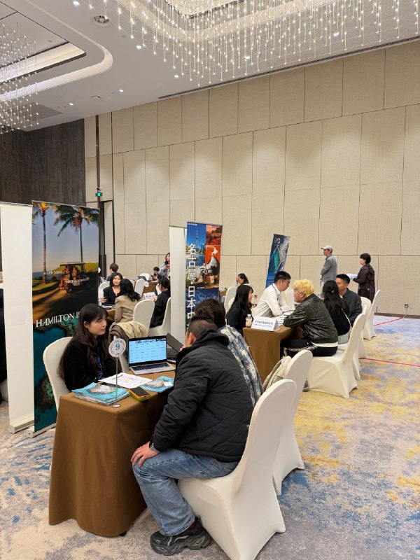 中英文切换，勾兑了一堆境外旅游局资源，希望未来有机会合作上，当e人好累🫠很有种招聘会的感觉，不过比找工作轻松多了，而且也平等不少中英文切换，勾兑了一堆境外旅游局资源，希望未来有机会合作上，当e人好累🫠很有种招聘会的感觉，不过比找工作轻松多了，而且也平等不少