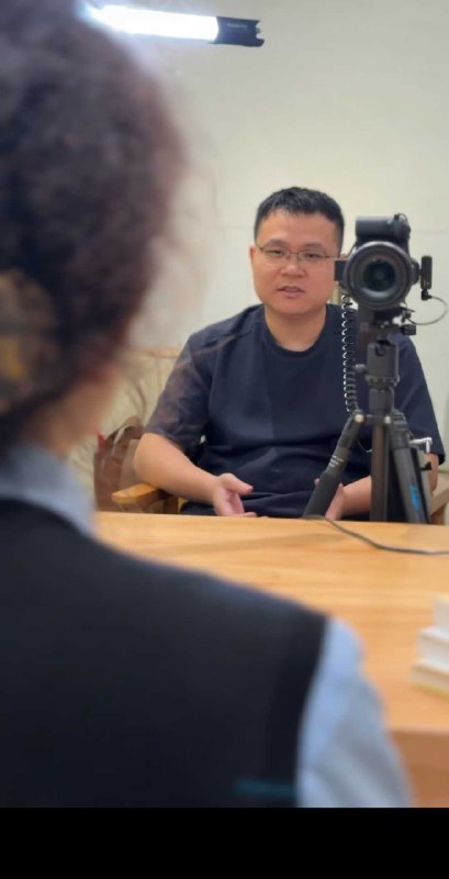 和小媛姐聊我的十年体，在她的挖掘下才发现，原来我在2011年就开始研究“怎么用内容去赚钱”这件事了那年高考刚毕业，我没有像大多数人那样，去做兼职，或者去工厂，而是去研究SEO也就是通过内容获取免费的百度搜索流量，还考了国家级的SEO证书包括后面陆续学习怎么写销售信、怎么做公众号运营、怎么做私域……其实都是在做“内容成交”这件事而之所以选择这条路，是因为对于我这样没资源、没背景、没人脉、没资本的小镇青年来说，内容是最低门槛、最不受限制的赚钱方法了只要我会写，就能靠它去获取客户、去拿订单、去赚钱，包括现在我也都是靠写文章、做短视频获客的