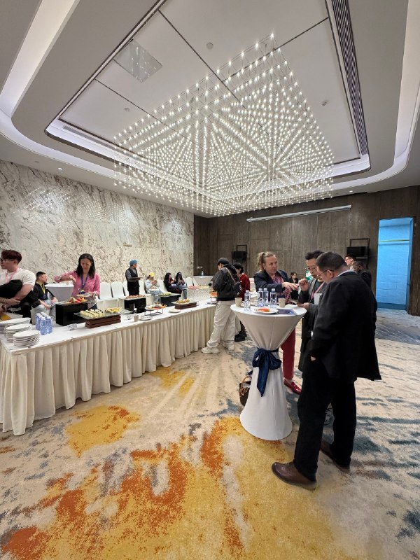 中英文切换，勾兑了一堆境外旅游局资源，希望未来有机会合作上，当e人好累🫠很有种招聘会的感觉，不过比找工作轻松多了，而且也平等不少中英文切换，勾兑了一堆境外旅游局资源，希望未来有机会合作上，当e人好累🫠很有种招聘会的感觉，不过比找工作轻松多了，而且也平等不少