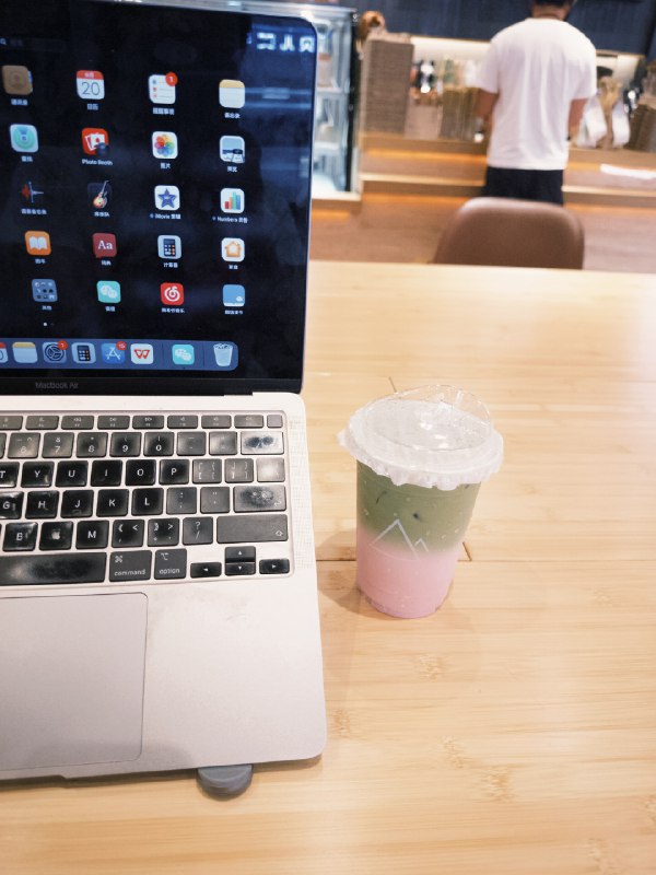 贵阳虽然咖啡店很多，但是推荐好喝的那几家都不太适合办公，最后来了传说中的贵阳星巴克—去茶山办公，有插座、桌椅高度合适、东西好喝、办公的人也多