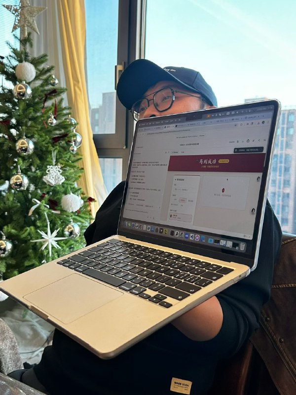 这年头真的太卷了，聚会必须学点什么东西带走🥹Vibe Coding 的现场，我越来越确认一件事：真正能做出好产品的人，底层一定有生活感