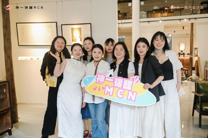 翻看周六成都女性搞钱沙龙的照片，让我更加确认了举办高价值沙龙的意义——线下社交依旧无法被线上取代，人与人之间的想高效链接，依然得靠面对面的沉浸式交流