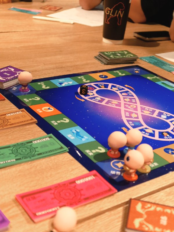 今天在天雅的沙盘活动上被我称之为 ： 新个体创业版大富翁以前总在组局茶话会/分享会，想来还是第一次体验教练们的沙盘