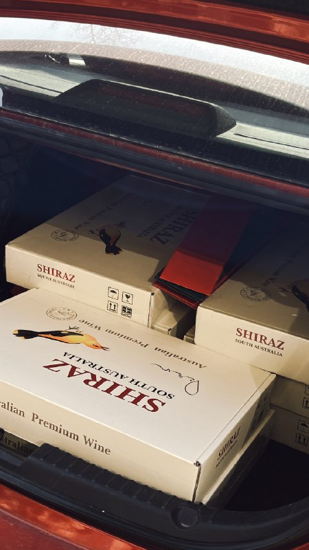 刚给客户送年会用酒他们齐刷刷下来了十几个穿冲锋衣的男生讲真，除了在学校，我已经很久没有同时见到这么多年轻力壮的男性了