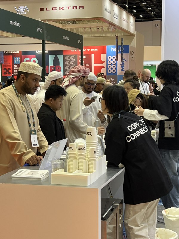 迪拜太热情，第一天还没结束，所有的名片和资料都拿完了，只能现找地方打印，算下来打1张名片要3块，还就是个铜板纸，😂迪拜太热情，第一天还没结束，所有的名片和资料都拿完了，只能现找地方打印，算下来打1张名片要3块，还就是个铜板纸，😂