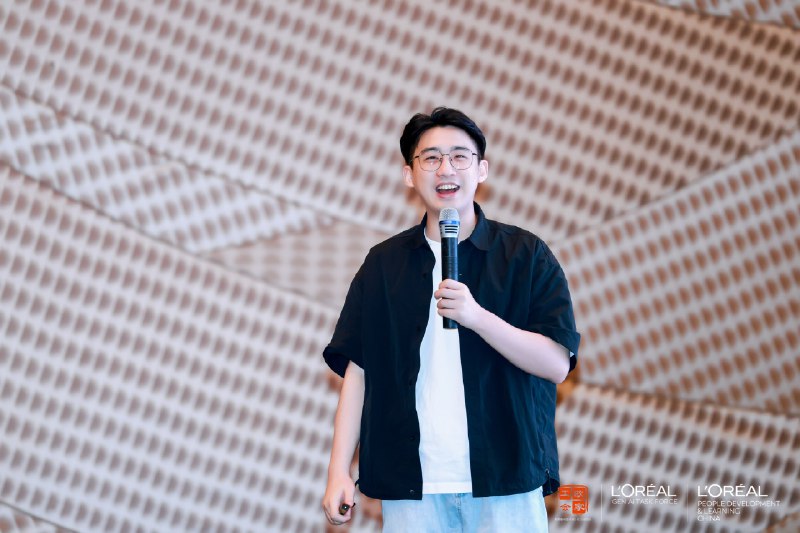 打卡企业培训！我每次一上台演讲就眉飞色舞的结果拍几十张照片，能用的就几张，大部分都表情狰狞或者笑的变形，后期老师都救不回来😅应该如何练一下表情管理打卡企业培训！我每次一上台演讲就眉飞色舞的结果拍几十张照片，能用的就几张，大部分都表情狰狞或者笑的变形，后期老师都救不回来😅应该如何练一下表情管理