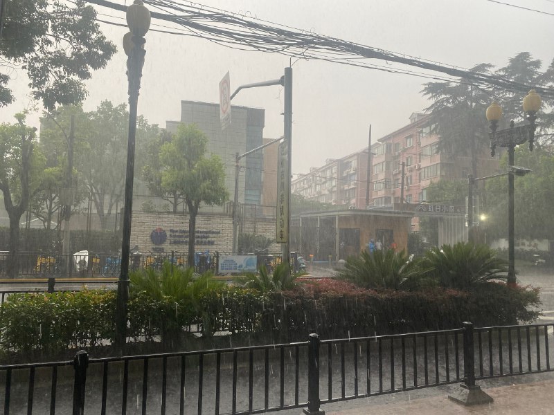 跟着台风来沪杭，和杭州热情的朋友聊了很多，认识了很多大佬，去了良渚看看数字游民的生活，今天刚到上海暴雨就来啦，明天chinajoy去偶遇一下各位佬～跟着台风来沪杭，和杭州热情的朋友聊了很多，认识了很多大佬，去了良渚看看数字游民的生活，今天刚到上海暴雨就来啦，明天chinajoy去偶遇一下各位佬～