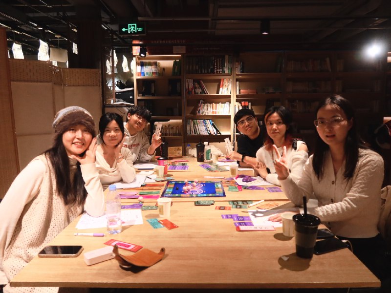 今天在天雅的沙盘活动上被我称之为 ： 新个体创业版大富翁以前总在组局茶话会/分享会，想来还是第一次体验教练们的沙盘