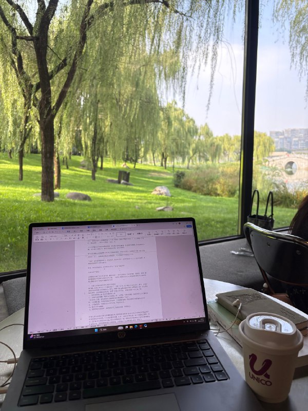 在西安找一个窗外风景不错的咖啡厅写写东西，看看书📖一个人工作也不能总一个人呆着，想办法多与真实的世界触碰，哪怕只是沾沾“人气儿”，也比“闭门造车”好得多～