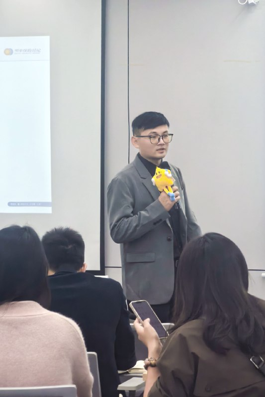 自由职业并不自由不需要上班=随时随地都要工作哈哈哈比如，为了匹配新人小伙伴的自由周末也要过来讲课