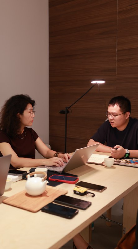 现在小媛姐绝对是最了解我的人，没有之一我们前后聊了3次，每次都好几个小时，文字稿就有快4万字，信息量杠杠的从童年开始聊，到上学、工作、创业，完整说了遍我的人生故事，还有些从没敢跟人讲过的事我也是搜肠刮肚的回忆，生怕漏掉点啥这次十年体，也是我对自己前30多年的一个总结所以确定要做之后，我就想好，绝对的毫无保留，并且除了客观事实和口语化，坚决不改稿其实之前我也很犹豫，自己这点经历，好像没啥好说的，也不值得正儿八经拍成视频但聊完后我觉得，每个人都应该有一个自己的十年体视频，甚至每过几年就要重拍一个它是我们人生的切片，时刻提醒我们，是从哪里来的，是怎样的经历，一步步塑造了现在的自己，接下来我们又该去哪里现在小媛姐绝对是最了解我的人，没有之一我们前后聊了3次，每次都好几个小时，文字稿就有快4万字，信息量杠杠的从童年开始聊，到上学、工作、创业，完整说了遍我的人生故事，还有些从没敢跟人讲过的事我也是搜肠刮肚的回忆，生怕漏掉点啥这次十年体，也是我对自己前30多年的一个总结所以确定要做之后，我就想好，绝对的毫无保留，并且除了客观事实和口语化，坚决不改稿其实之前我也很犹豫，自己这点经历，好像没啥好说的，也不值得正儿八经拍成视频但聊完后我觉得，每个人都应该有一个自己的十年体视频，甚至每过几年就要重拍一个它是我们人生的切片，时刻提醒我们，是从哪里来的，是怎样的经历，一步步塑造了现在的自己，接下来我们又该去哪里