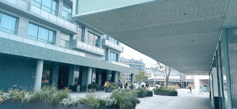 车仔面巨咸啊 我这么口重的人吃着费劲了 正宗车仔面啥味啊 这么经典的食物不该是这样吧 那勺咖喱倒是经典港式咖喱味因为是临时 所以一直就在北岸逛了 南岸没有预约所以进不去 内边应该个更大更全更好玩 赶下回滴民宿酒店正经是贵 因为我知道 2500-5000 这个档我在京沪消费该对应什么档次的酒店 所以花到民宿上我会觉得有点不值 我知道这里一定隐藏着某些精品 但这个概率肯定是不高我第一次来阿那亚 这里和我的想象一模一样 也不奇怪了 消费市场就是如此的相似 以后也只会这样没有什么所谓的灵魂 只会相同的东西在不同的地点反复出现但我也喜欢这里 卫生洁净（重点表演 无死角的干净 ）人群悠闲美丽 毕竟在沾点旅游的地方大家多是开心的状态 总有些不当牛马的时候 那就会更像一个人 大家短暂的聚在这里 干着一些看得懂和看不懂的事儿阿那亚不错，下回害来