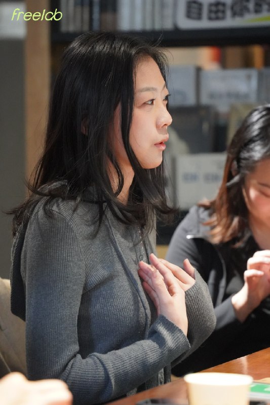 恭喜FreeLab北京自由客沙龙圆满结束～现场氛围太好了！！！嘉宾紫璇分享了AI时代自由职业者如何用工具放大自己的天赋～最后每位小伙伴都带了一个自己的智能体回家～面对发展飞速的 AI，有人怕被取代，有人怕错过红利，有人感觉喘不过气