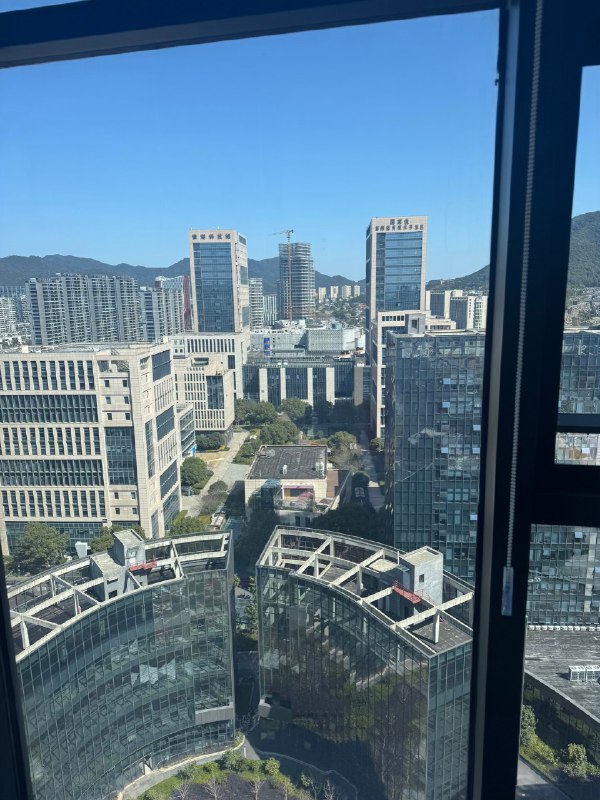 下周要搬去更大的场地了，这次我直接定了128方，我喜欢安静、光线好，还有这个高层落地窗从格子间到自己的大工作室，不知不觉也走了很远的路从0帧起手做了10W+社群，一百多场线下活动、手术完第三天就接待200人企业研学、凌晨6点去外省考资质、3个月没在1点前睡觉写了自己的书，用3年时间重新进入2个全新的领域拿到结果无论吉凶都去做，才有资格问天意我可以去任何我想去的行业下周要搬去更大的场地了，这次我直接定了128方，我喜欢安静、光线好，还有这个高层落地窗从格子间到自己的大工作室，不知不觉也走了很远的路从0帧起手做了10W+社群，一百多场线下活动、手术完第三天就接待200人企业研学、凌晨6点去外省考资质、3个月没在1点前睡觉写了自己的书，用3年时间重新进入2个全新的领域拿到结果无论吉凶都去做，才有资格问天意我可以去任何我想去的行业