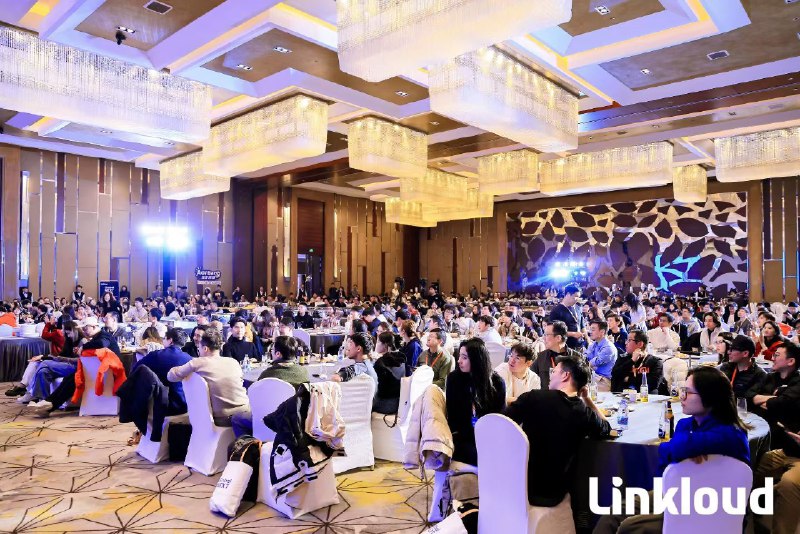 月末的最后几个小时，思绪闪回两个月前，曦哥的“万一来1000人怎么办”竟然一语成“谶”，没想到5人小队居然完完整整扛下来了，给团队狠狠点个赞😆当然也离不开嘉宾、赞助伙伴和志愿者们的鼎力支持，也让我们体验了一回千万美金 Vibe ARR 一日游🤣（来自晚宴脱口秀段子）就像在会上分享的，3年来和社区伙伴们从2023懵懵懂懂，到2024焦虑兴奋，再到2025高开高走，一路走来看到的是越来越多的正反馈和正循环🥳2026 的 Linkloud 重新定位“全球华人 AI 和 SaaS 创业者社区”，愿陪大家一起去 bet 下一个三年🚀Think Global, Act Local，1月完美收官，2月整装待发🤩月末的最后几个小时，思绪闪回两个月前，曦哥的“万一来1000人怎么办”竟然一语成“谶”，没想到5人小队居然完完整整扛下来了，给团队狠狠点个赞😆当然也离不开嘉宾、赞助伙伴和志愿者们的鼎力支持，也让我们体验了一回千万美金 Vibe ARR 一日游🤣（来自晚宴脱口秀段子）就像在会上分享的，3年来和社区伙伴们从2023懵懵懂懂，到2024焦虑兴奋，再到2025高开高走，一路走来看到的是越来越多的正反馈和正循环🥳2026 的 Linkloud 重新定位“全球华人 AI 和 SaaS 创业者社区”，愿陪大家一起去 bet 下一个三年🚀Think Global, Act Local，1月完美收官，2月整装待发🤩