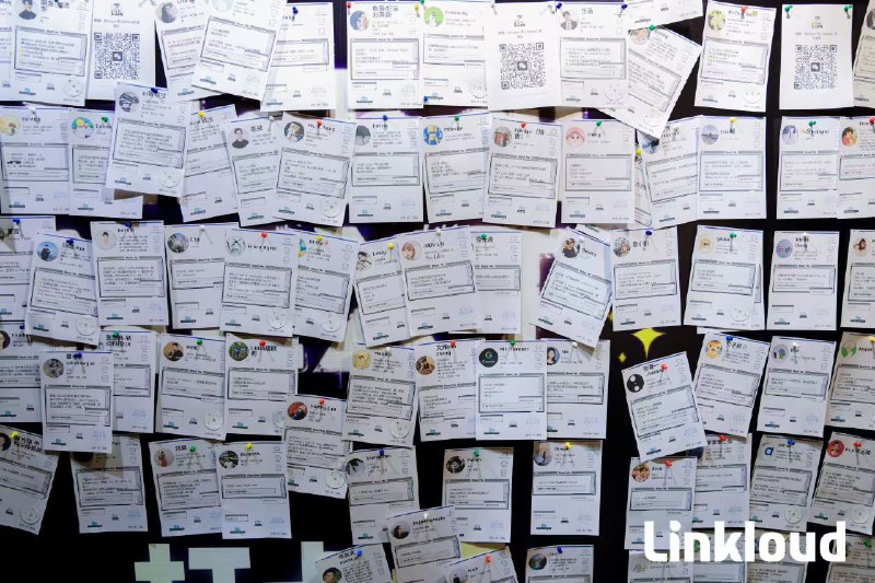 月末的最后几个小时，思绪闪回两个月前，曦哥的“万一来1000人怎么办”竟然一语成“谶”，没想到5人小队居然完完整整扛下来了，给团队狠狠点个赞😆当然也离不开嘉宾、赞助伙伴和志愿者们的鼎力支持，也让我们体验了一回千万美金 Vibe ARR 一日游🤣（来自晚宴脱口秀段子）就像在会上分享的，3年来和社区伙伴们从2023懵懵懂懂，到2024焦虑兴奋，再到2025高开高走，一路走来看到的是越来越多的正反馈和正循环🥳2026 的 Linkloud 重新定位“全球华人 AI 和 SaaS 创业者社区”，愿陪大家一起去 bet 下一个三年🚀Think Global, Act Local，1月完美收官，2月整装待发🤩月末的最后几个小时，思绪闪回两个月前，曦哥的“万一来1000人怎么办”竟然一语成“谶”，没想到5人小队居然完完整整扛下来了，给团队狠狠点个赞😆当然也离不开嘉宾、赞助伙伴和志愿者们的鼎力支持，也让我们体验了一回千万美金 Vibe ARR 一日游🤣（来自晚宴脱口秀段子）就像在会上分享的，3年来和社区伙伴们从2023懵懵懂懂，到2024焦虑兴奋，再到2025高开高走，一路走来看到的是越来越多的正反馈和正循环🥳2026 的 Linkloud 重新定位“全球华人 AI 和 SaaS 创业者社区”，愿陪大家一起去 bet 下一个三年🚀Think Global, Act Local，1月完美收官，2月整装待发🤩