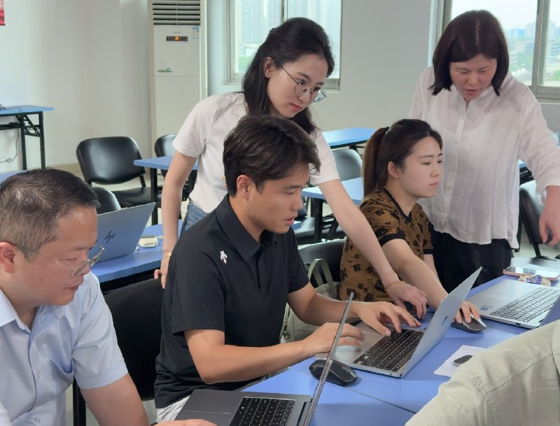 建行两天 AI 实操培训结束，因为他们之前用过 work buddy，以及二十多位都是支行行长、副行长、支行总经理、副总经理，主动性非常强，探索欲很强，实操效果也很不错，而且还是在银行非常多数据安全限制的前提下学习 AI，不管是自主学习还是培训，主动性基本都是最重要的点建行两天 AI 实操培训结束，因为他们之前用过 work buddy，以及二十多位都是支行行长、副行长、支行总经理、副总经理，主动性非常强，探索欲很强，实操效果也很不错，而且还是在银行非常多数据安全限制的前提下学习 AI，不管是自主学习还是培训，主动性基本都是最重要的点