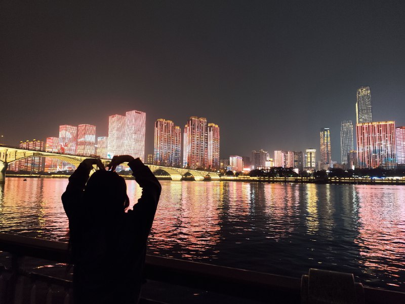 跑完步拉伸时，耳机里在放《裂缝中的阳光》