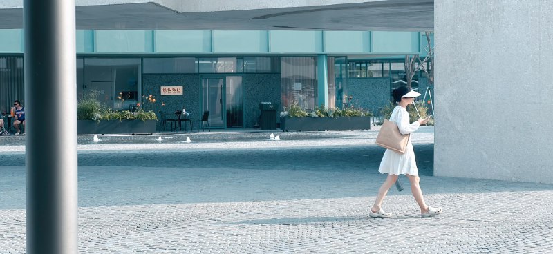 车仔面巨咸啊 我这么口重的人吃着费劲了 正宗车仔面啥味啊 这么经典的食物不该是这样吧 那勺咖喱倒是经典港式咖喱味因为是临时 所以一直就在北岸逛了 南岸没有预约所以进不去 内边应该个更大更全更好玩 赶下回滴民宿酒店正经是贵 因为我知道 2500-5000 这个档我在京沪消费该对应什么档次的酒店 所以花到民宿上我会觉得有点不值 我知道这里一定隐藏着某些精品 但这个概率肯定是不高我第一次来阿那亚 这里和我的想象一模一样 也不奇怪了 消费市场就是如此的相似 以后也只会这样没有什么所谓的灵魂 只会相同的东西在不同的地点反复出现但我也喜欢这里 卫生洁净（重点表演 无死角的干净 ）人群悠闲美丽 毕竟在沾点旅游的地方大家多是开心的状态 总有些不当牛马的时候 那就会更像一个人 大家短暂的聚在这里 干着一些看得懂和看不懂的事儿阿那亚不错，下回害来