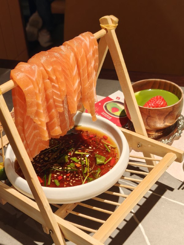 我今天跟一个做大数据工程师的朋友聊天，他特别想做个人IP，但又总觉得自己只会做专业教程类的科普视频，别的都不行